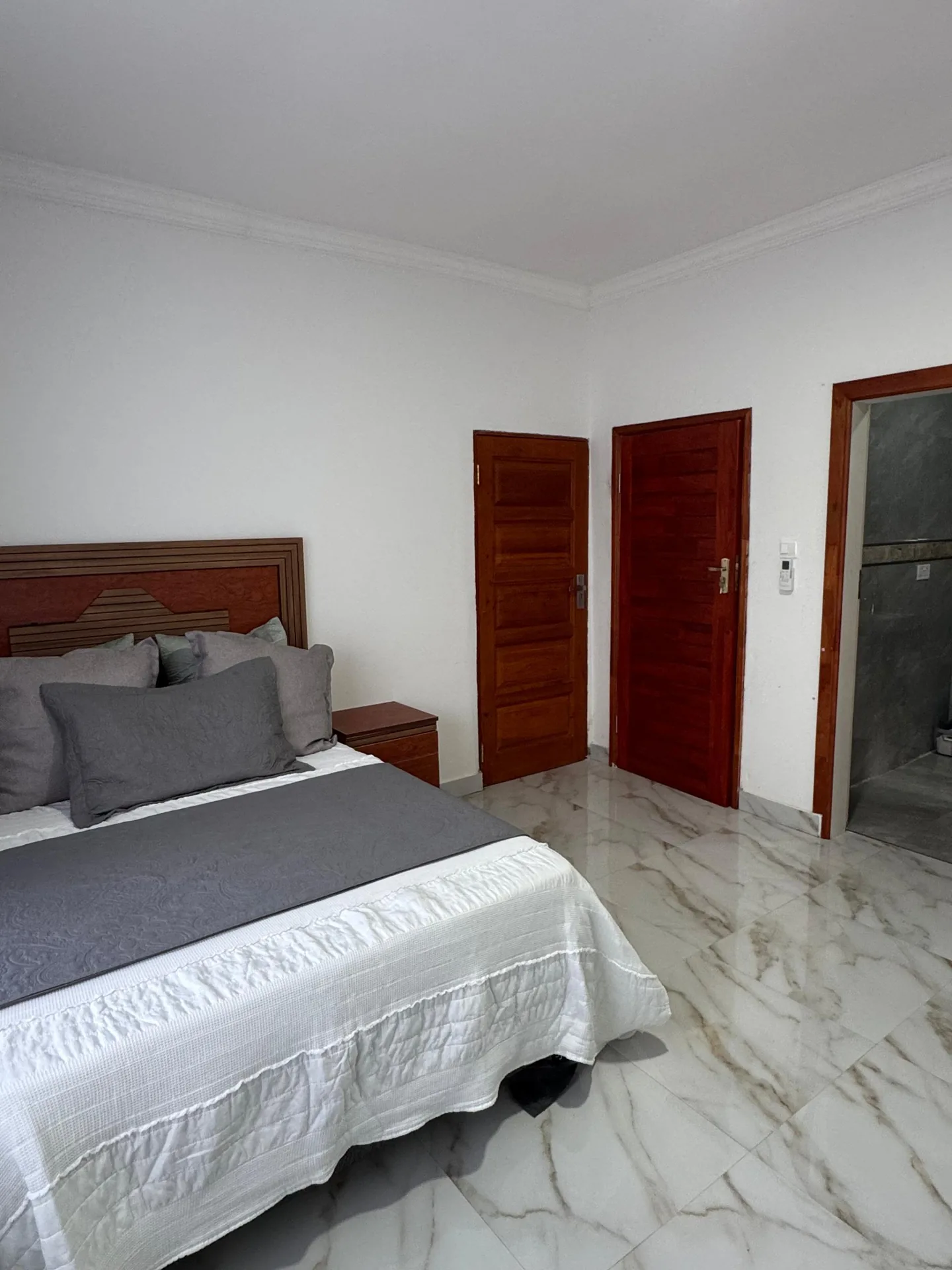 Private single bedroom with twin bed